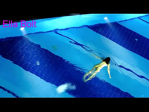 ❤️ Saya tidak bisa berhenti menonton, pirang muda tertangkap basah berenang di kolam resor ELLA BOLT ❤️❌  Sex di porno id.porn33.top